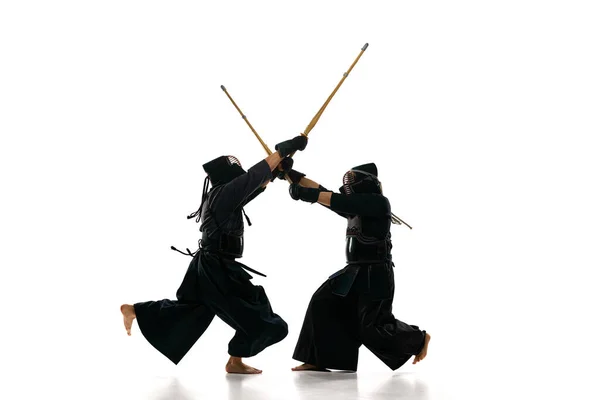 2人の男性 プロの剣道選手のダイナミックなイメージと白のスタジオの背景に竹のShinai剣でヘルメットのトレーニングと一致している スポーツ 日本文化 アクションの概念 — ストック写真