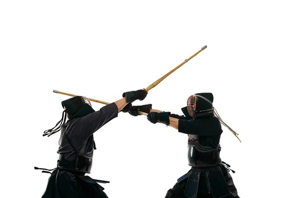 Skrzyżowanie Mieczy Dwóch Mężczyzn Zawodowi Sportowcy Kendo Mundurze Trenujący Mieczem — Zdjęcie stockowe
