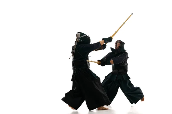 Twee Mannen Professionele Kendo Atleten Uniform Met Helm Training Met — Stockfoto