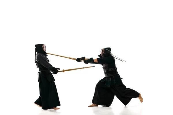 Mężczyźni Zawodowi Sportowcy Kendo Mundurach Padający Mieczem Shinai Białym Tle — Zdjęcie stockowe