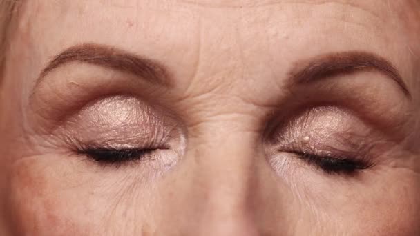 女性美丽眼睛的特写图像 中年妇女 成熟妇女 皮肤健康 皱纹多多 自然美的概念 面部皮肤护理 化妆品和化妆品 — 图库视频影像