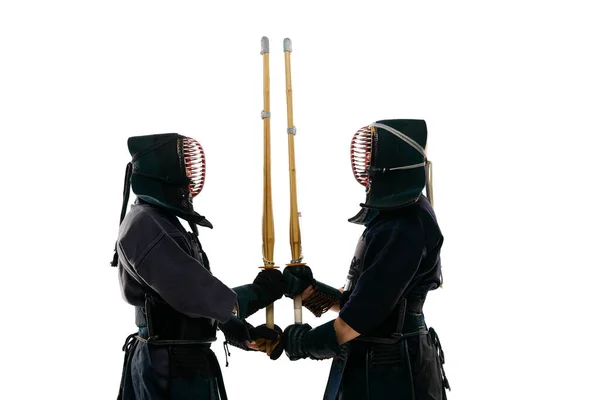 剑对剑 两名男子 职业拳击手 身穿黑色制服的运动员在白人演播室背景下接受训练 日本文化 动作和运动的概念 — 图库照片