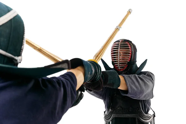Närbild Två Män Professionella Kendo Idrottare Uniform Utbildning Bambu Shinai — Stockfoto