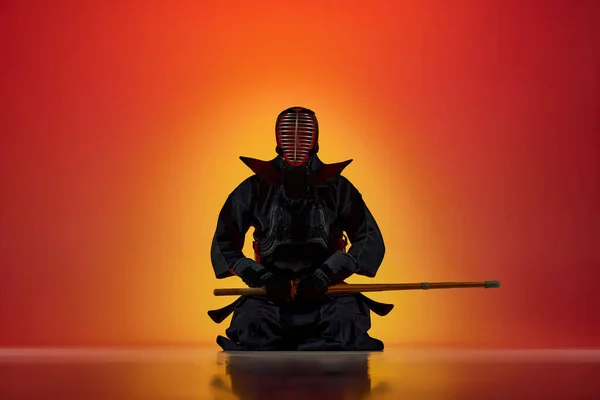 Man Professional Kendo Athlete Uniform Sitting Posing Shinai Sword Gradient — Stock Photo, Image