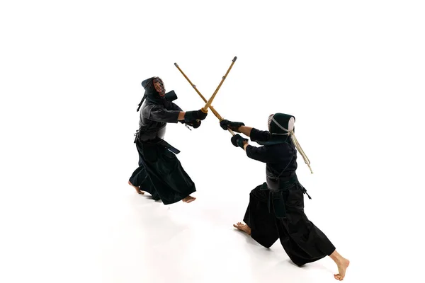 Első Látásra Dinamikus Kép Két Férfiról Profi Kendo Atlétákról Egyenruhában — Stock Fotó