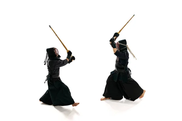 2人の男性 プロの剣道選手のダイナミックなイメージと白のスタジオの背景に竹のShinai剣でヘルメットのトレーニングと一致している スポーツ 日本文化 運動の概念 — ストック写真