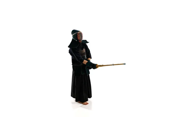Horní Pohled Chlape Profesionální Kendo Atlet Uniformě Helmou Pózující Bambusovým — Stock fotografie