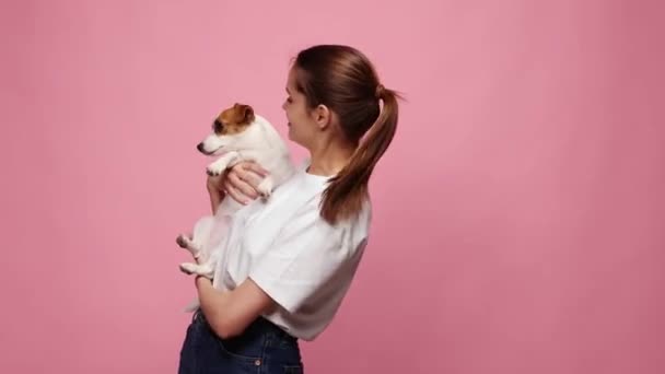 Gelukkig Mooi Jong Meisje Casual Kleding Houden Kleine Hond Poseren — Stockvideo