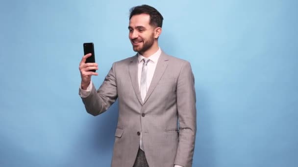 Pozitív Mosolygós Férfi Hivatalos Öltönyös Üzletember Aki Mobiltelefonon Beszél Kék — Stock videók