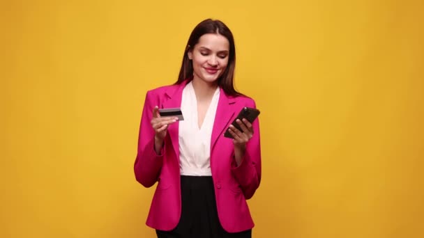 Щаслива Красива Молода Жінка Стильній Рожевій Куртці Робить Онлайн Покупки — стокове відео