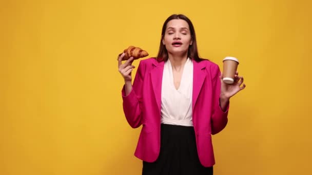 Pause Café Belle Jeune Femme Employée Dans Une Élégante Veste — Video