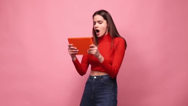 Glückliche Aktive Junge Mädchen Emotional Online Spiele Auf Dem Tablet — Stockvideo