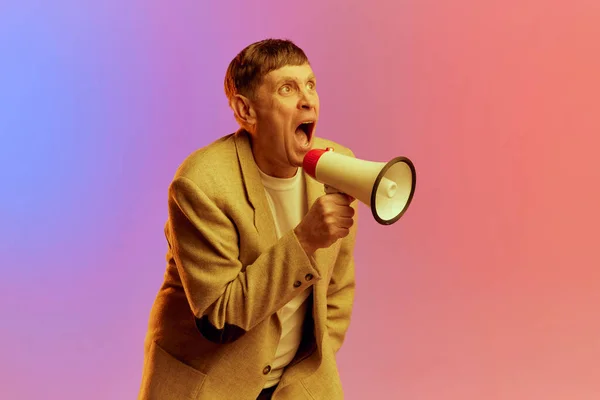 Προσωπογραφία Ενός Ώριμου Μεσήλικα Άνδρα Σακάκι Που Ποζάρει Φωνάζοντας Μεγάφωνο — Φωτογραφία Αρχείου