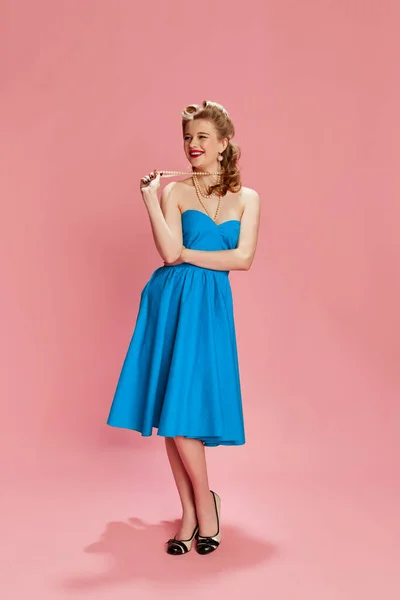 Ganzkörperporträt Der Schönen Jungen Mädchen Blauem Kleid Und Stilvoller Frisur — Stockfoto