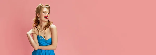 Portret Pięknej Młodej Dziewczyny Niebieskiej Sukience Stylowej Fryzurze Uśmiechniętej Pozującej — Zdjęcie stockowe