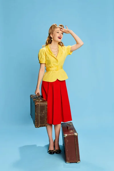 Retrato Menina Bonita Blusa Amarela Saia Vermelha Posando Com Malas — Fotografia de Stock