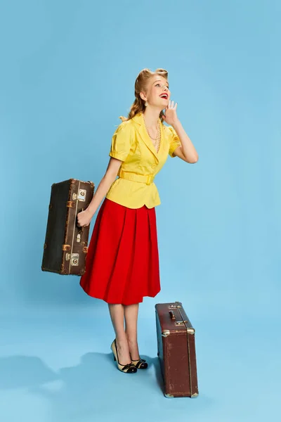 Šťastný Cestovatel Portrét Krásné Mladé Dívky Žluté Blůze Červené Sukni — Stock fotografie