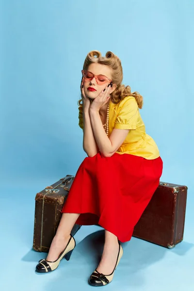 Retrato Menina Bonita Blusa Amarela Saia Vermelha Sentado Malas Vintage — Fotografia de Stock