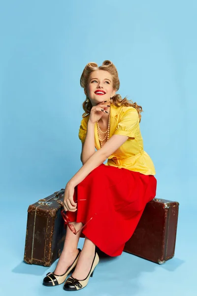 Álmodozó Boldog Tekintet Gyönyörű Fiatal Lány Sárga Blúzban Piros Szoknyában — Stock Fotó