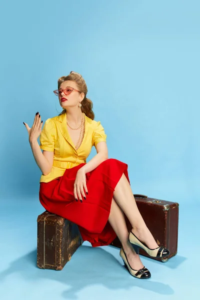 Gorący Dzień Piękna Młoda Dziewczyna Żółtej Bluzce Czerwonej Spódnicy Siedzi — Zdjęcie stockowe