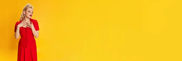 Портрет Красивой Молодой Девушки Стильной Прической Красном Платье Фоне Желтой — стоковое фото