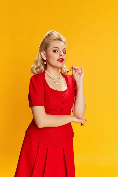 Portrét Krásné Mladé Blondýny Stylovým Účesem Make Upem Červeném Obleku — Stock fotografie