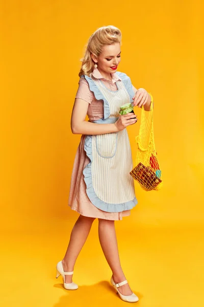 Zakupy Spożywcze Gospodyni Portret Pięknej Młodej Blondynki Stylowej Fryzurze Pozowanie — Zdjęcie stockowe