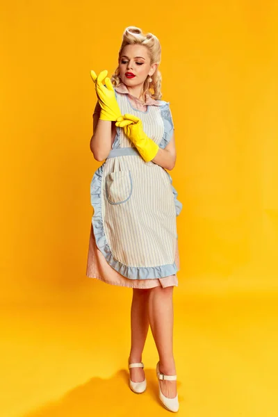 Портрет Красивой Молодой Блондинки Стильной Прической Позирующей Резиновых Перчатках Фоне — стоковое фото