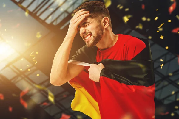 Maçı Kaybediyoruz Genç Adam Alman Bayrağıyla Futbol Fanatiği Karanlık Arka — Stok fotoğraf
