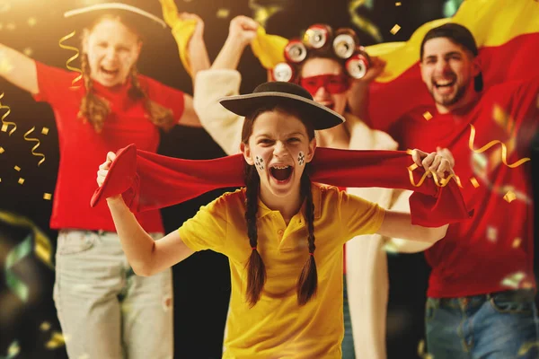 Grupo Jovens Emocionais Adolescentes Animando Equipe Futebol Alemão Durante Campeonato — Fotografia de Stock