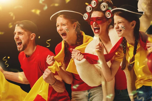 Skupina Emocionálních Mladých Lidí Křičí Povzbuzuje Německý Fotbalový Tým Během — Stock fotografie
