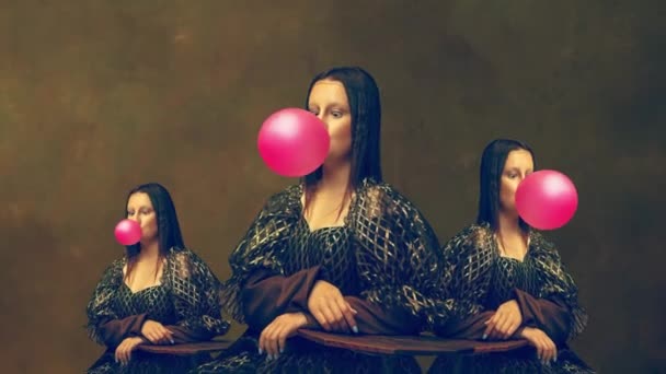 動くなアニメーション 暗いヴィンテージの背景に泡ガムでモナ リザのイメージの若い女性 アートの概念 時代のComの比較 創造的なデザイン 歴史絵画のリメイク — ストック動画