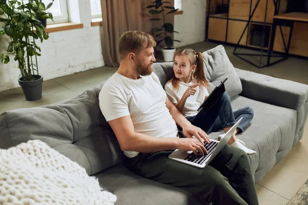 Olgun Bir Adam Evde Kanepede Oturan Bir Baba Bilgisayarla Uzaktan — Stok fotoğraf