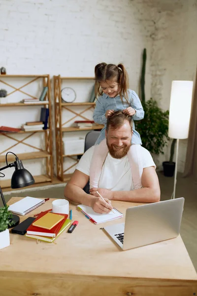 Olgun Bir Adam Masada Oturan Bir Baba Evde Uzaktan Bilgisayarla — Stok fotoğraf
