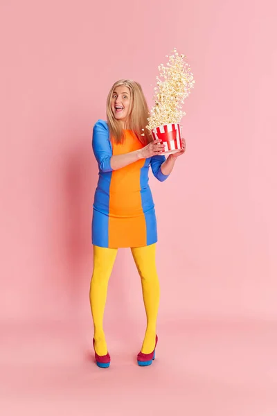 Пора Кино Полнометражный Портрет Женщины Красочной Одежде Эмоционально Позирующей Попкорном — стоковое фото