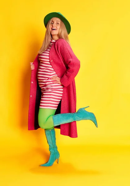 Позитивное Настроение Портрет Женщины Красочной Одежде Зеленой Шляпе Розовом Пальто — стоковое фото