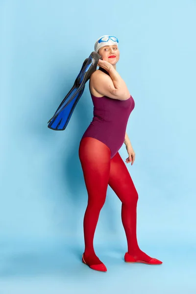 Pełnowymiarowy Obraz Kobiety Stroju Kąpielowym Czerwonych Rajstopach Pozujących Płetwami Tle — Zdjęcie stockowe