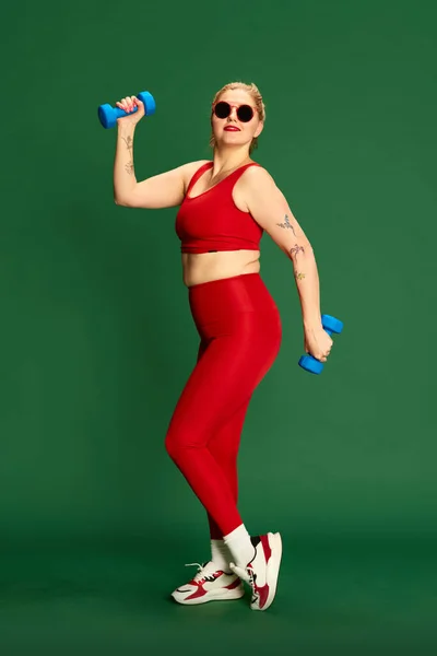 Träning Med Träningsutrustning Fullständigt Porträtt Kvinna Röda Sportiga Kläder Poserar — Stockfoto
