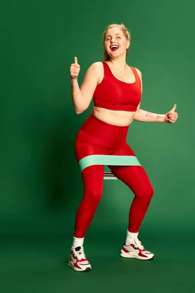 Fullängds Porträtt Kvinna Röda Sportiga Kläder Poserar Träning Med Fitness — Stockfoto