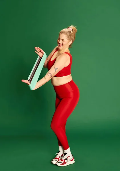 Retrato Completo Mulher Roupas Esportivas Vermelhas Posando Treinando Com Bandas — Fotografia de Stock