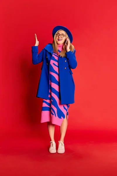 Полноразмерный Портрет Женщины Красочной Стильной Одежде Позирующей Разговаривающей Телефону Фоне — стоковое фото