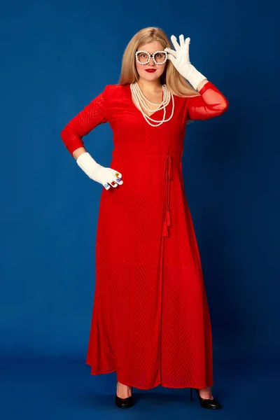 Portrait Beautiful Woman Stylish Red Dress Posing Blue Studio Background — Stock Photo, Image