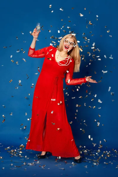 Портрет Красивой Женщины Стильном Красном Платье Шампанским Фоне Синей Студии — стоковое фото