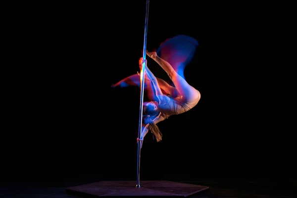 Danse Artistique Jeune Fille Exécutant Pole Dance Isolé Sur Fond — Photo