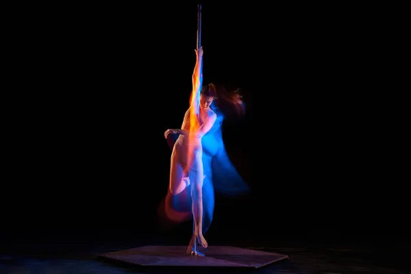Pasatiempo Apasionado Joven Chica Artística Realizando Pole Dance Aislada Sobre — Foto de Stock