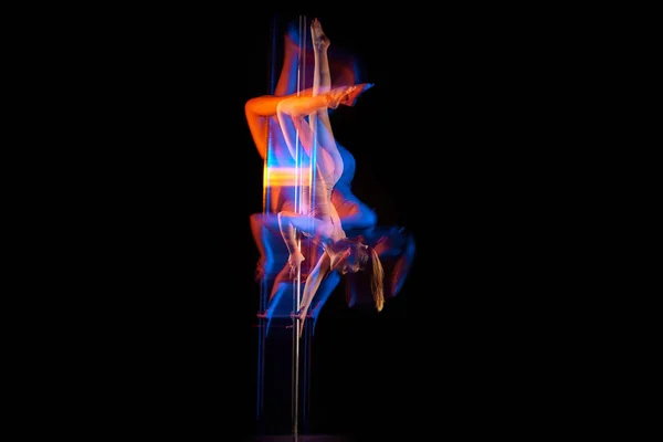 Jimnastik Numaraları Siyah Stüdyo Arka Planında Karışık Neon Işıklarıyla Striptiz — Stok fotoğraf
