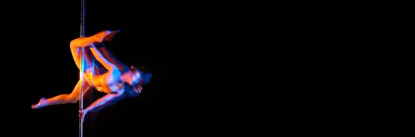 Сила Молода Дівчина Виконує Полюсний Танець Ізольовано Чорному Студійному Фоні — стокове фото