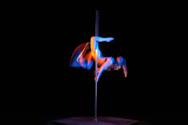 Gymnastiek Trucjes Jong Meisje Uitvoeren Pole Dance Geïsoleerd Zwarte Studio — Stockfoto