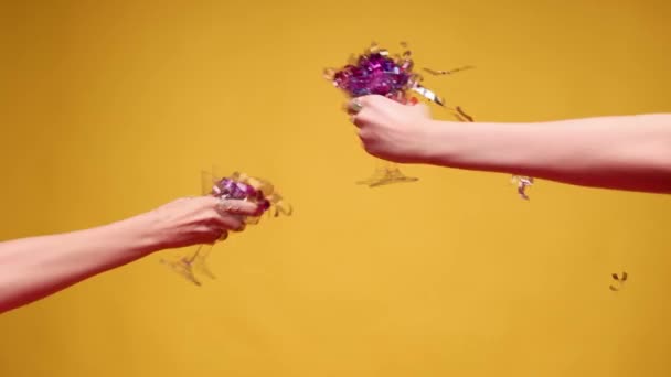 Food Pop Art Fotografie Menschliche Hände Mit Cocktailgläsern Die Konfetti — Stockvideo