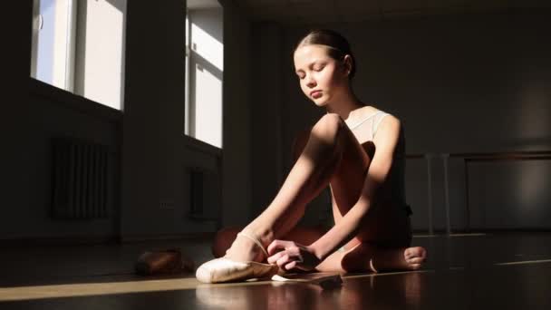 若い美しい10代の女の子 古典的なバレエダンサーは 日光の下で一日にバレエ学校で訓練する準備ができています ポイントシューズを履く バレエ ダンスアート 振付の概念 — ストック動画
